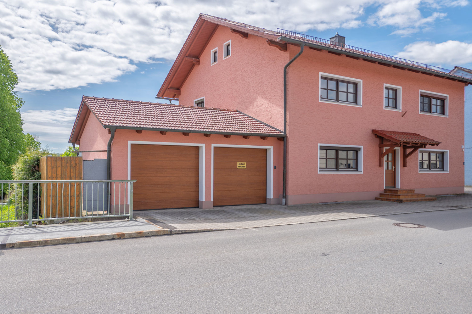 Großes Einfamilienhaus mit Doppelgarage in Haarbach