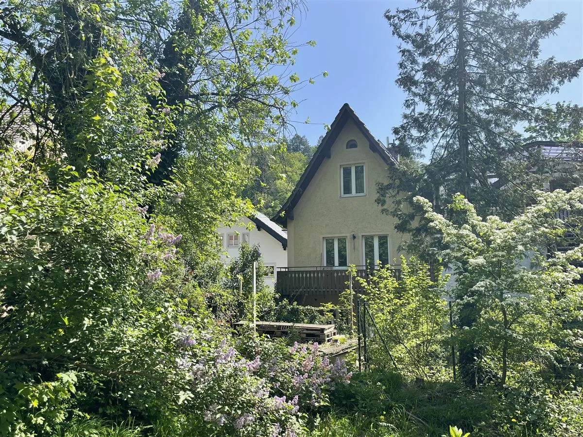 Casa unifamiliar única con sistema fotovoltaico/solar térmico y un encantador jardín.