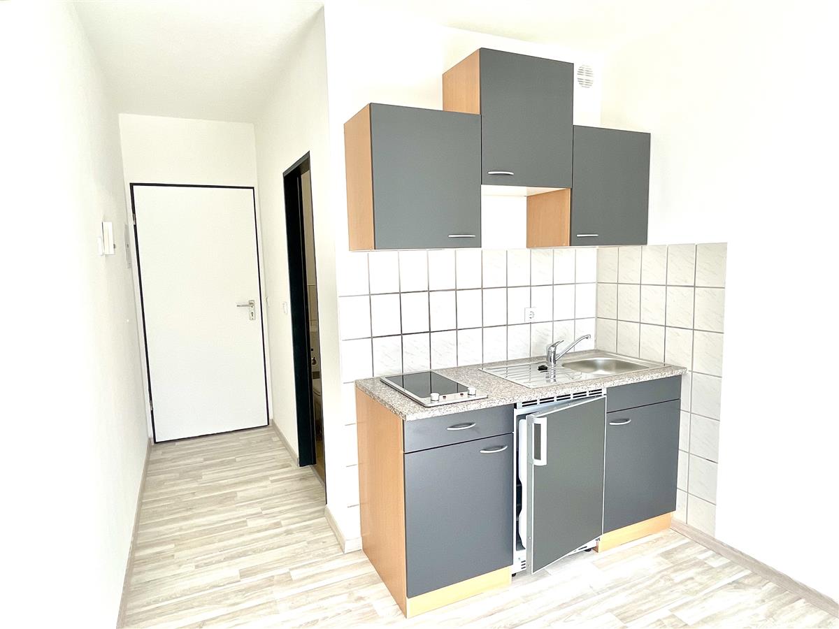 Erstbezug nach Renovierung: Appartment mit EBK, Balkon und Stellplatz