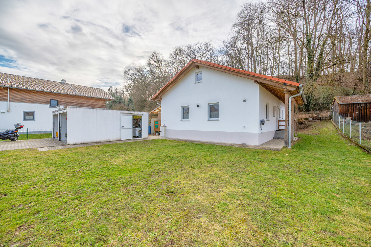 Moderner Bungalow mit großem Garten und Doppelgarage