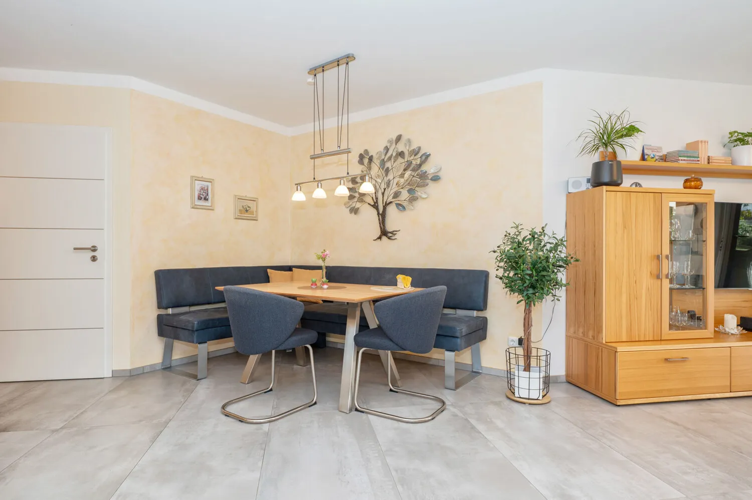 Großzügige Erdgeschosswohnung mit lichtdurchflutetem Wohnraum und Garten