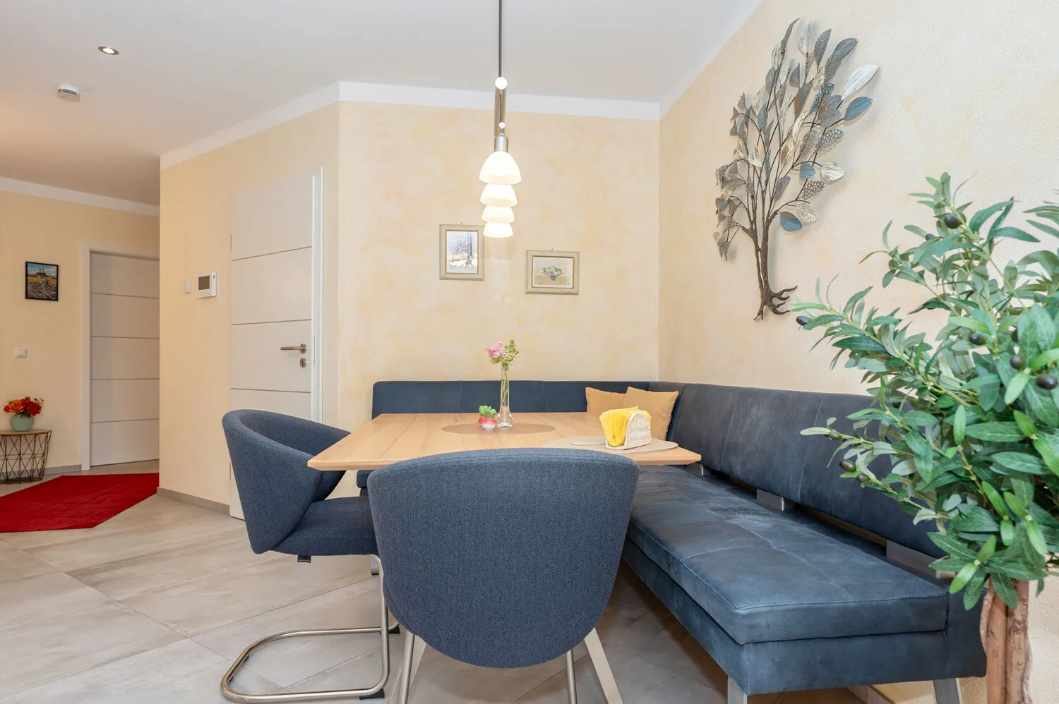 Großzügige Erdgeschosswohnung mit lichtdurchflutetem Wohnraum und Garten