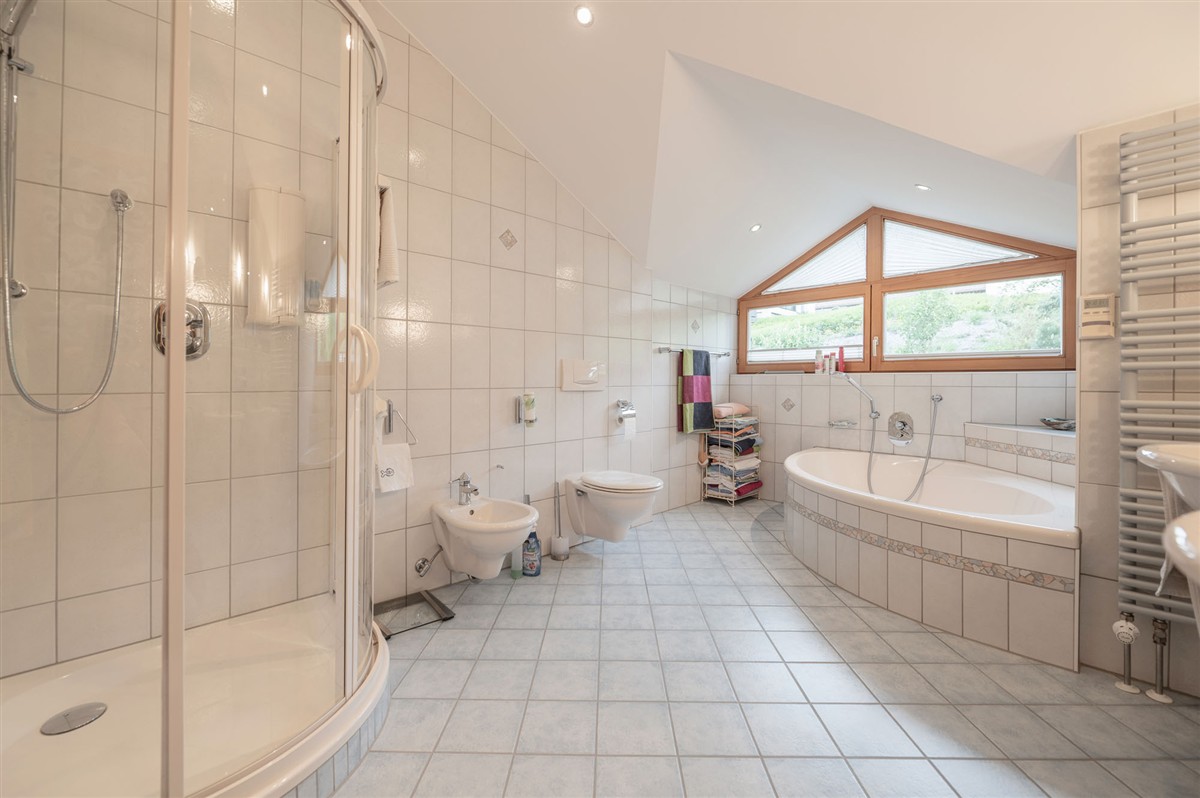 Sonniges Zuhause mit tollem Garten, Weitblick, Photovoltaik mit Speicher und Garage