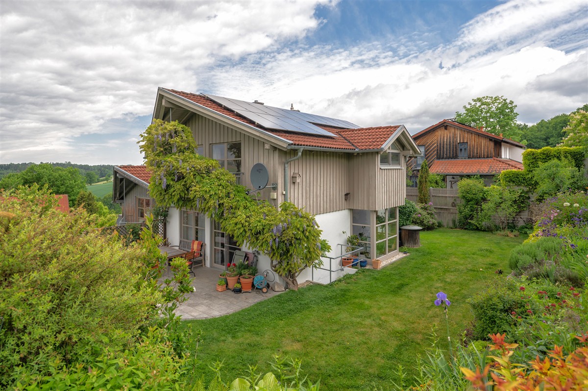 Sonniges Zuhause mit tollem Garten, Weitblick, Photovoltaik mit Speicher und Garage