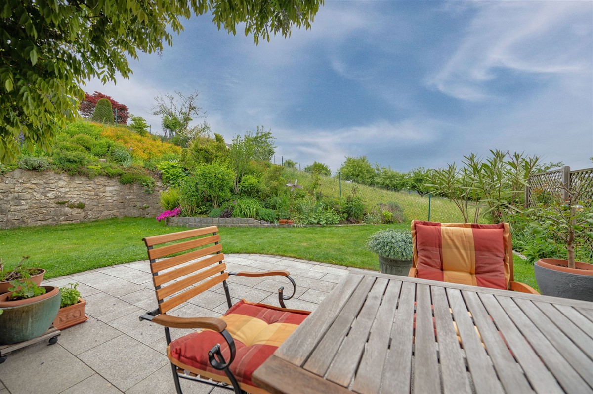 Sonniges Zuhause mit tollem Garten, Weitblick, Photovoltaik mit Speicher und Garage