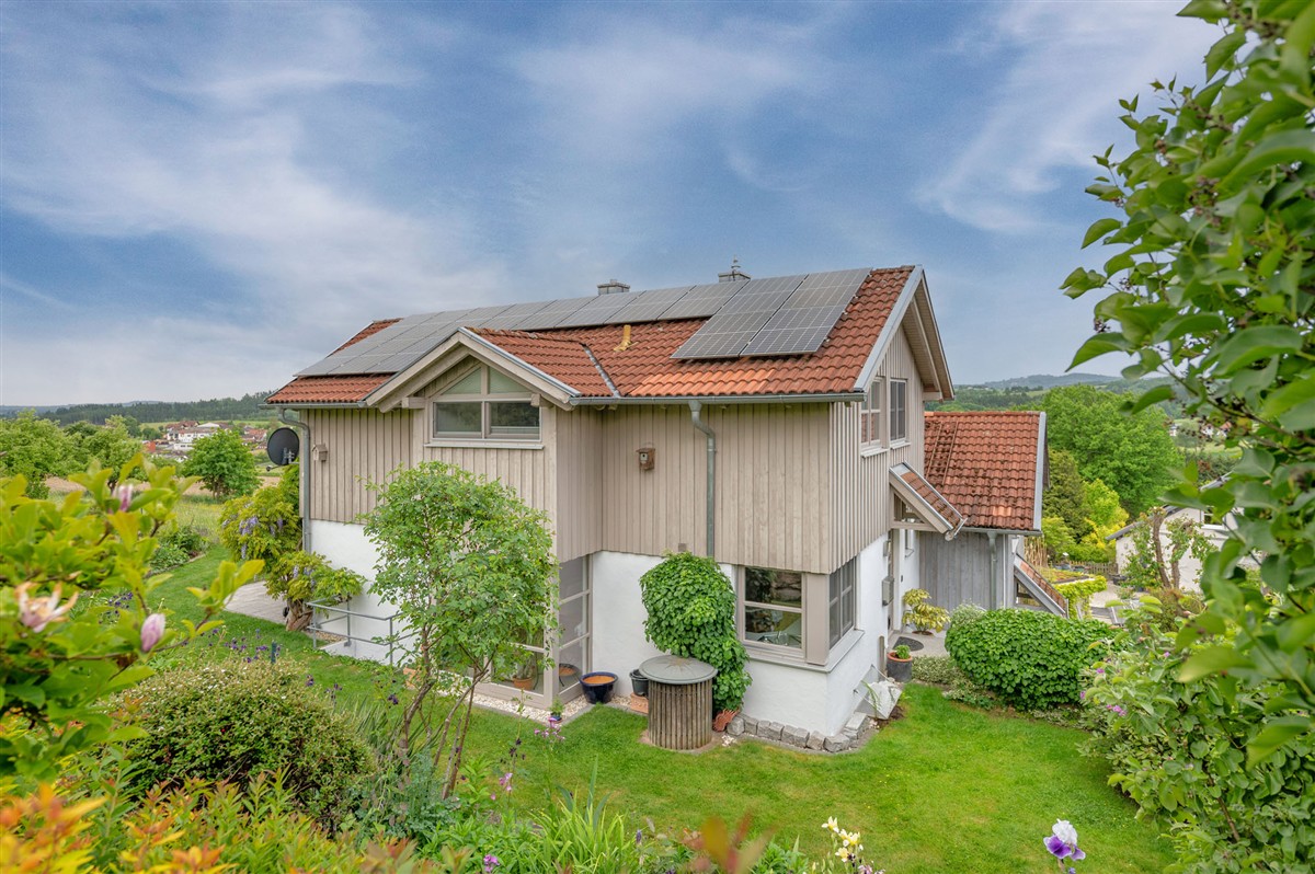 Sonniges Zuhause mit tollem Garten, Weitblick, Photovoltaik mit Speicher und Garage