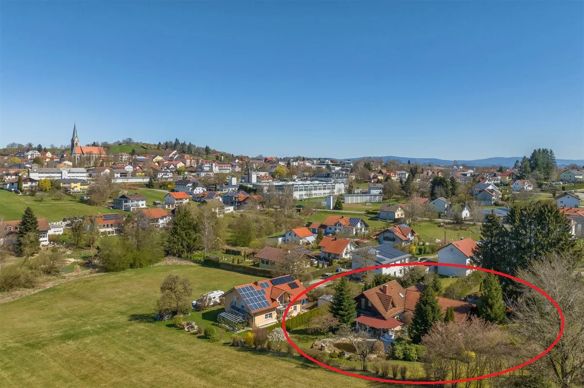 Wohnen mit Weitblick: Gepflegtes Anwesen mit wunderschönem Außenbereich in idyllischer Lage