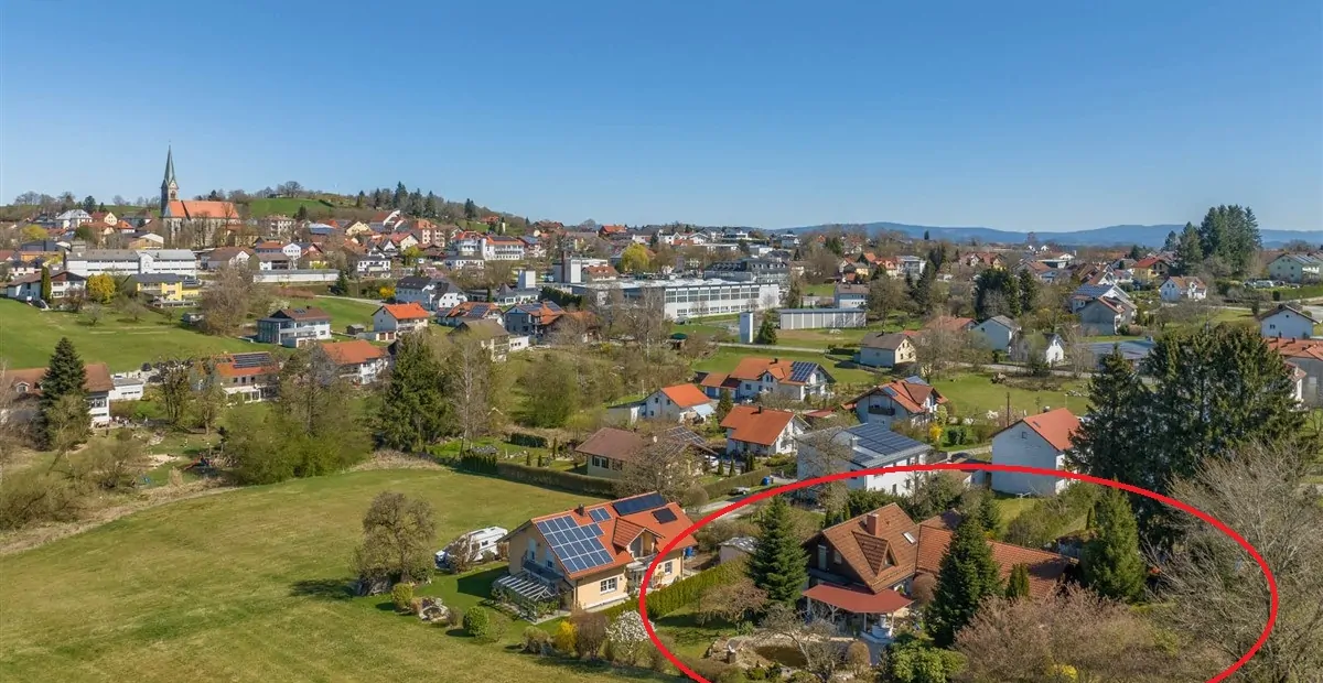 Wohnen mit Weitblick: Gepflegtes Anwesen mit wunderschönem Außenbereich in idyllischer Lage