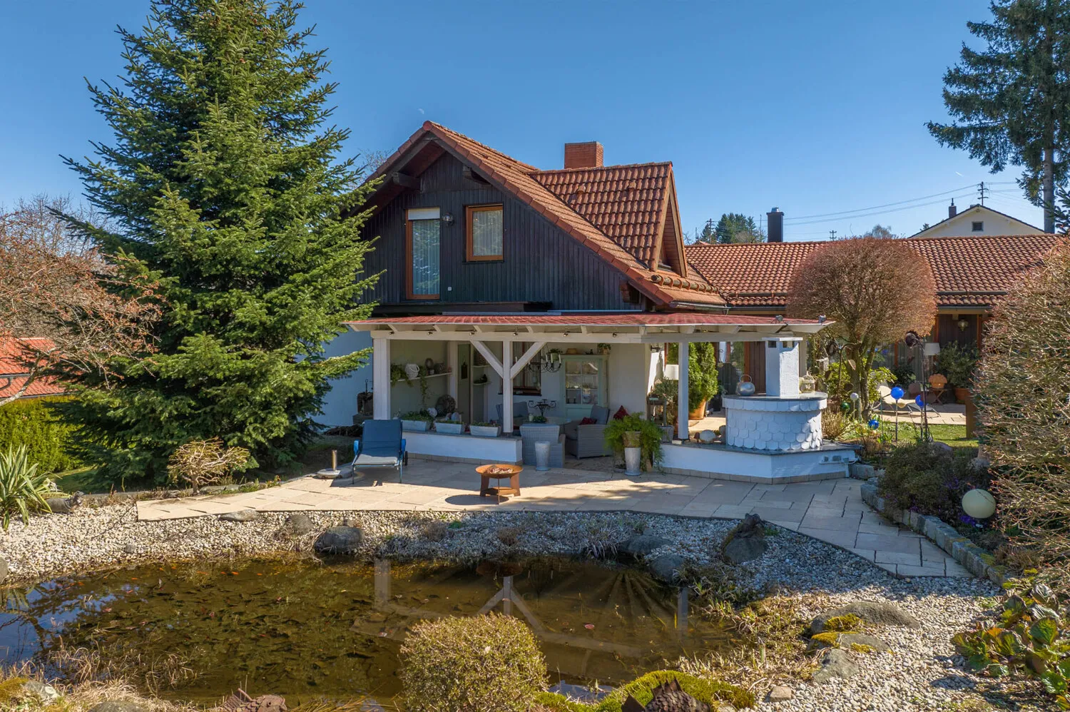 Wohnen mit Weitblick: Gepflegtes Anwesen mit wunderschönem Außenbereich in idyllischer Lage