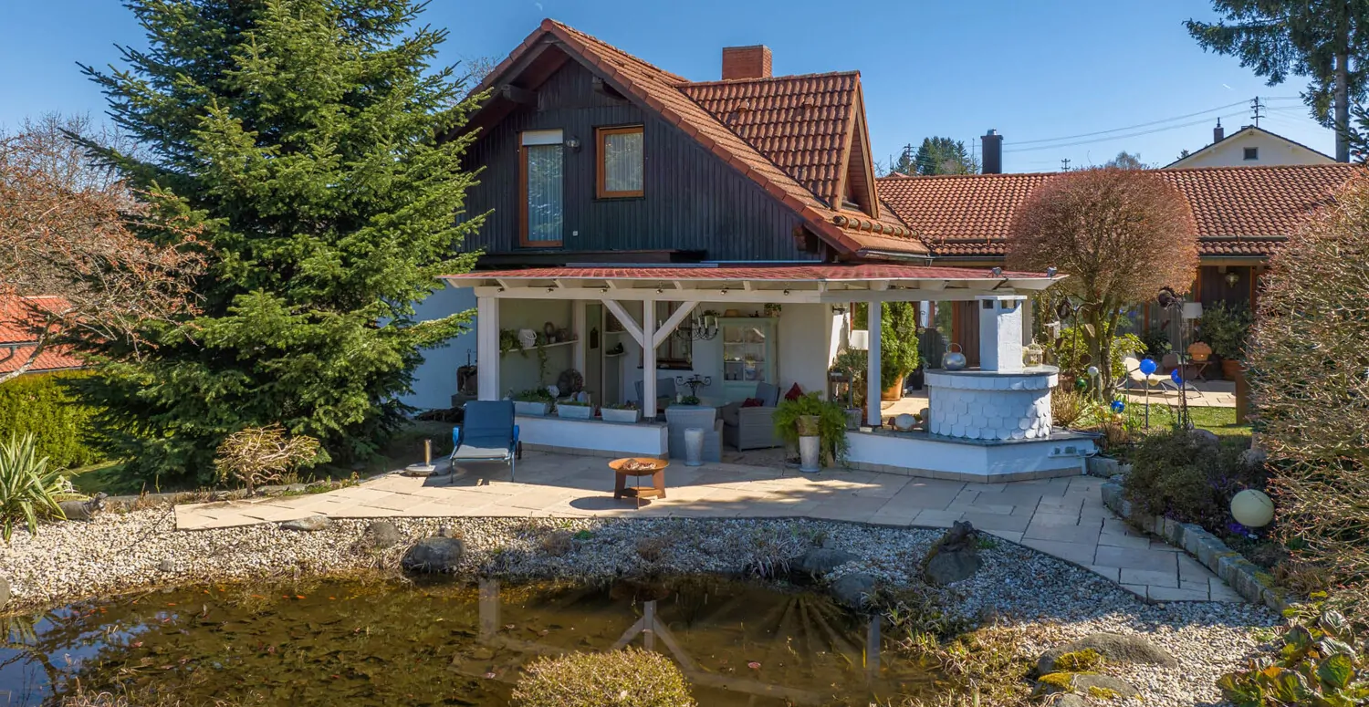 Wohnen mit Weitblick: Gepflegtes Anwesen mit wunderschönem Außenbereich in idyllischer Lage