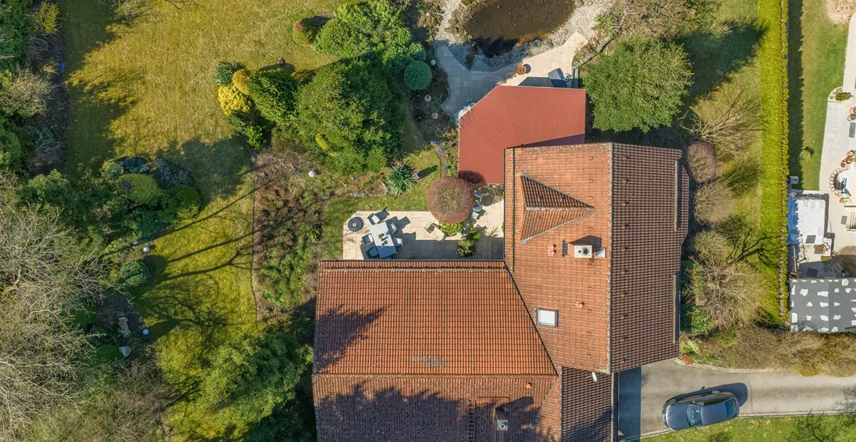 Wohnen mit Weitblick: Gepflegtes Anwesen mit wunderschönem Außenbereich in idyllischer Lage