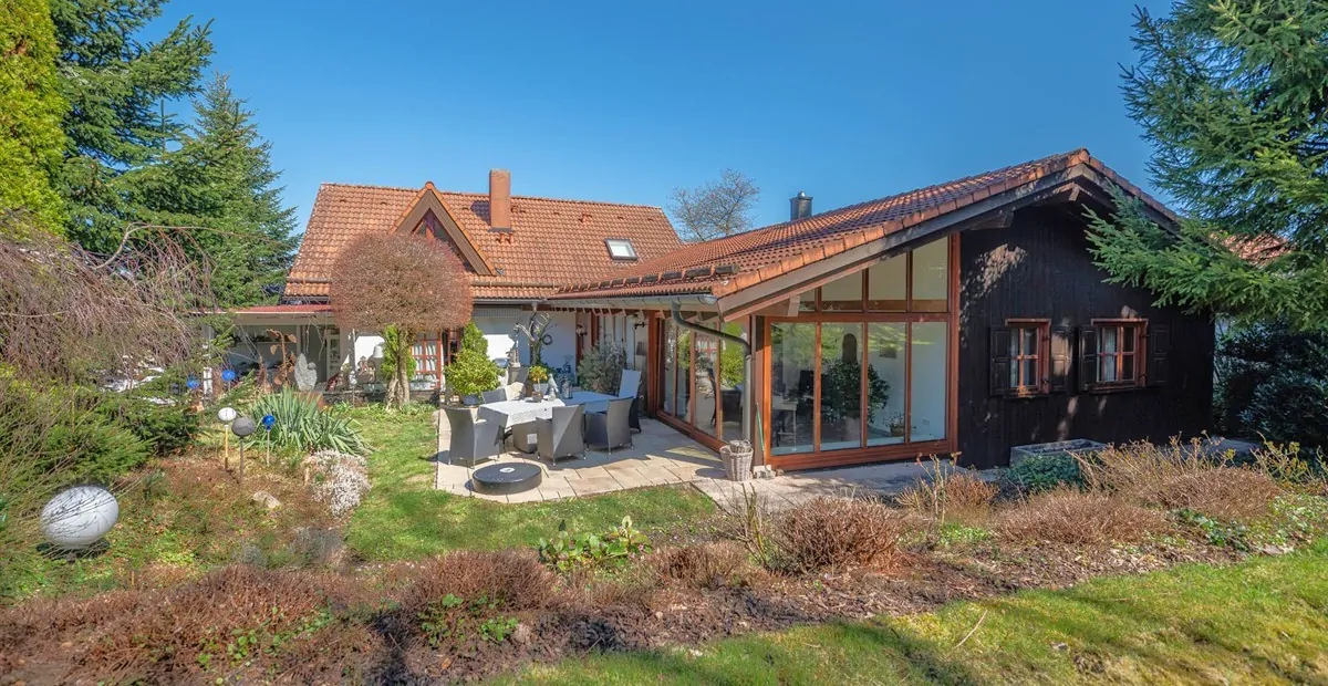 Wohnen mit Weitblick: Gepflegtes Anwesen mit wunderschönem Außenbereich in idyllischer Lage