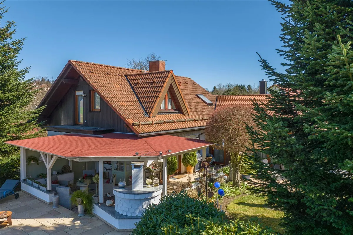 überdachte Terrasse mit Haus