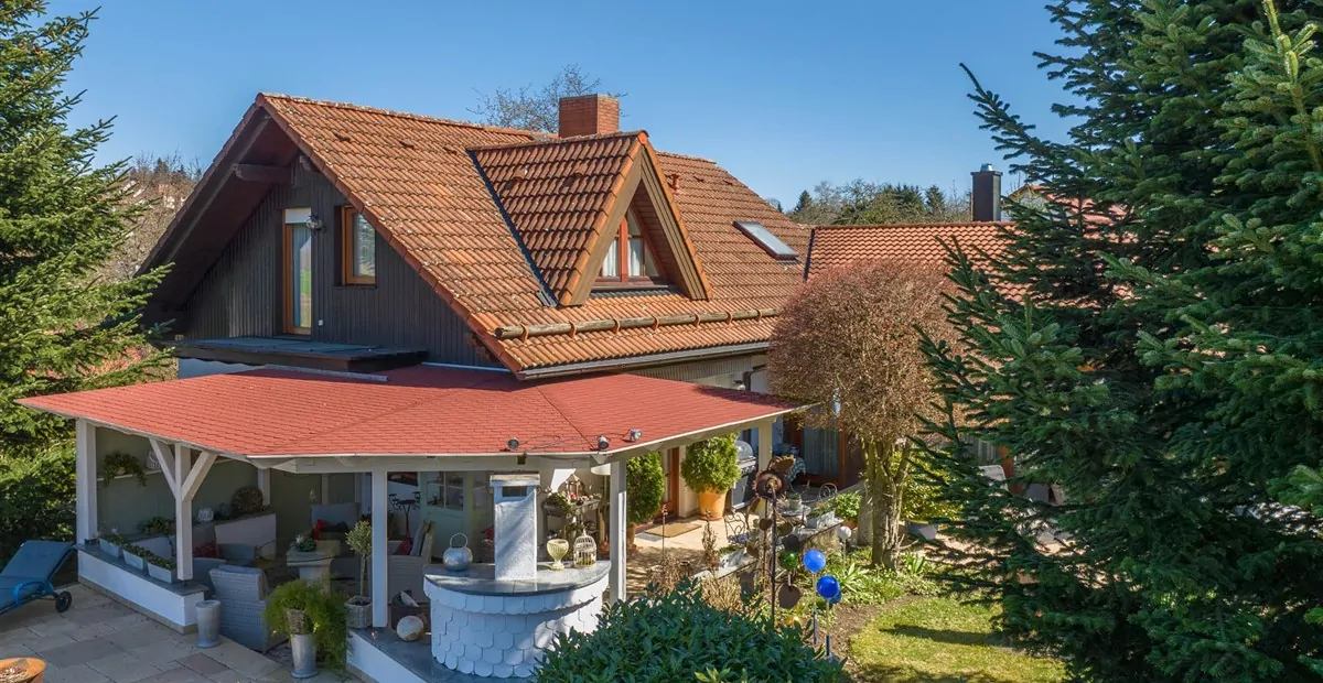 überdachte Terrasse mit Haus