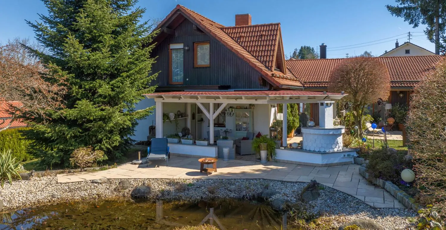 Wohnen mit Weitblick: Gepflegtes Anwesen mit wunderschönem Außenbereich in idyllischer Lage