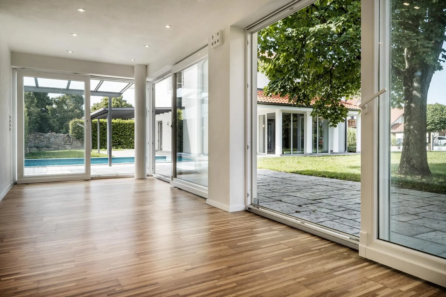 Mediterrane Traumvilla mit Außen-Pool, Fitness-Pavillon und Doppelgarage