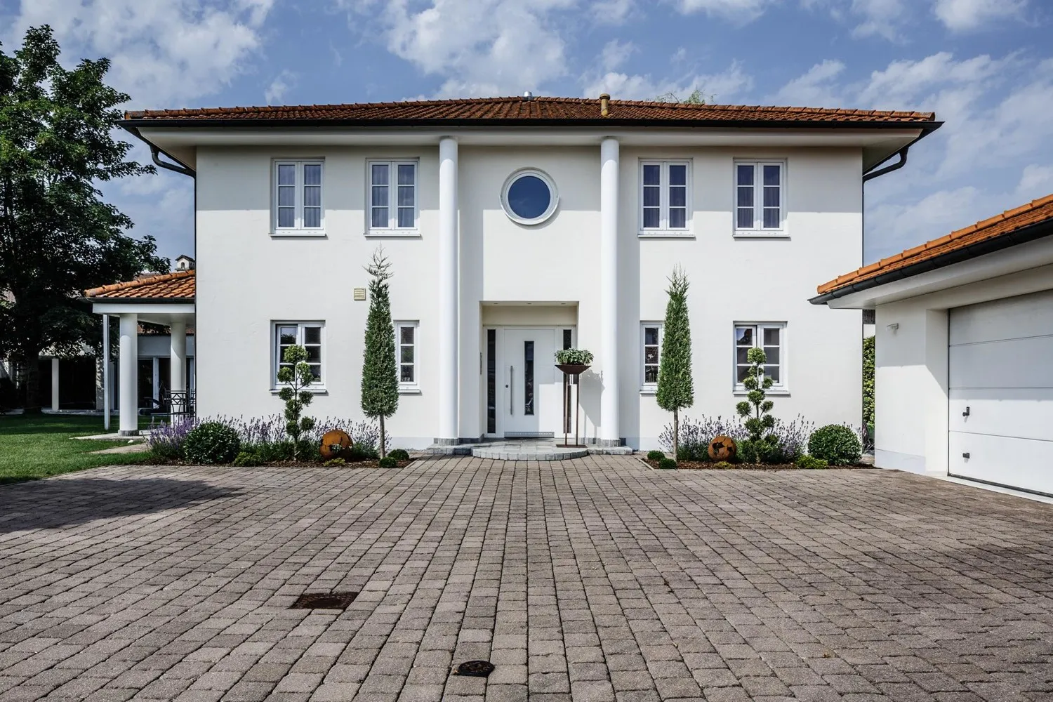 Mediterrane Traumvilla mit Außen-Pool, Fitness-Pavillon und Doppelgarage