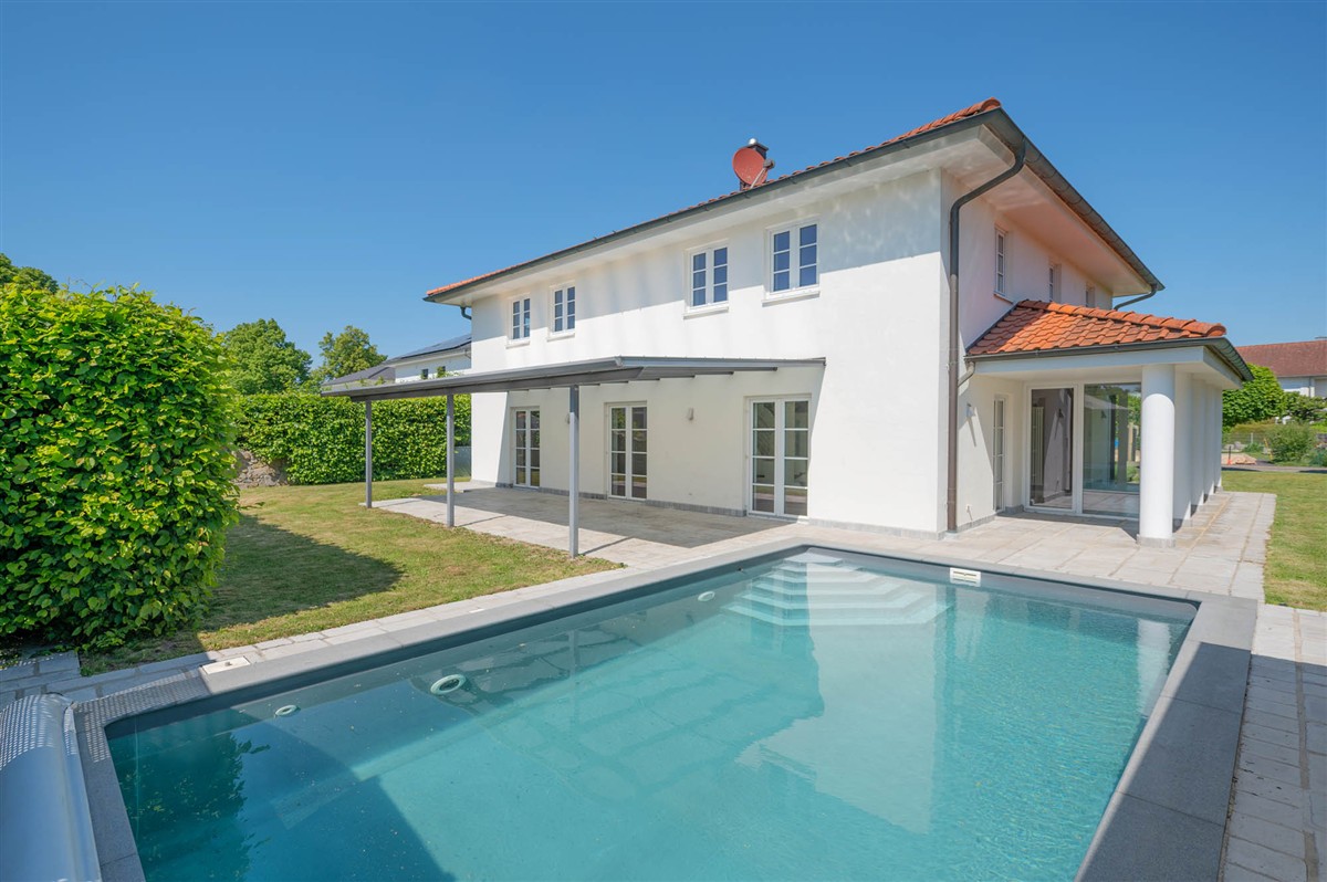 Mediterrane Traumvilla mit Außen-Pool, Fitnesspavillon und Doppelgarage