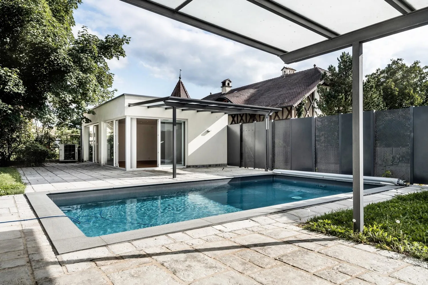 Mediterrane Traumvilla mit Außen-Pool, Fitness-Pavillon und Doppelgarage