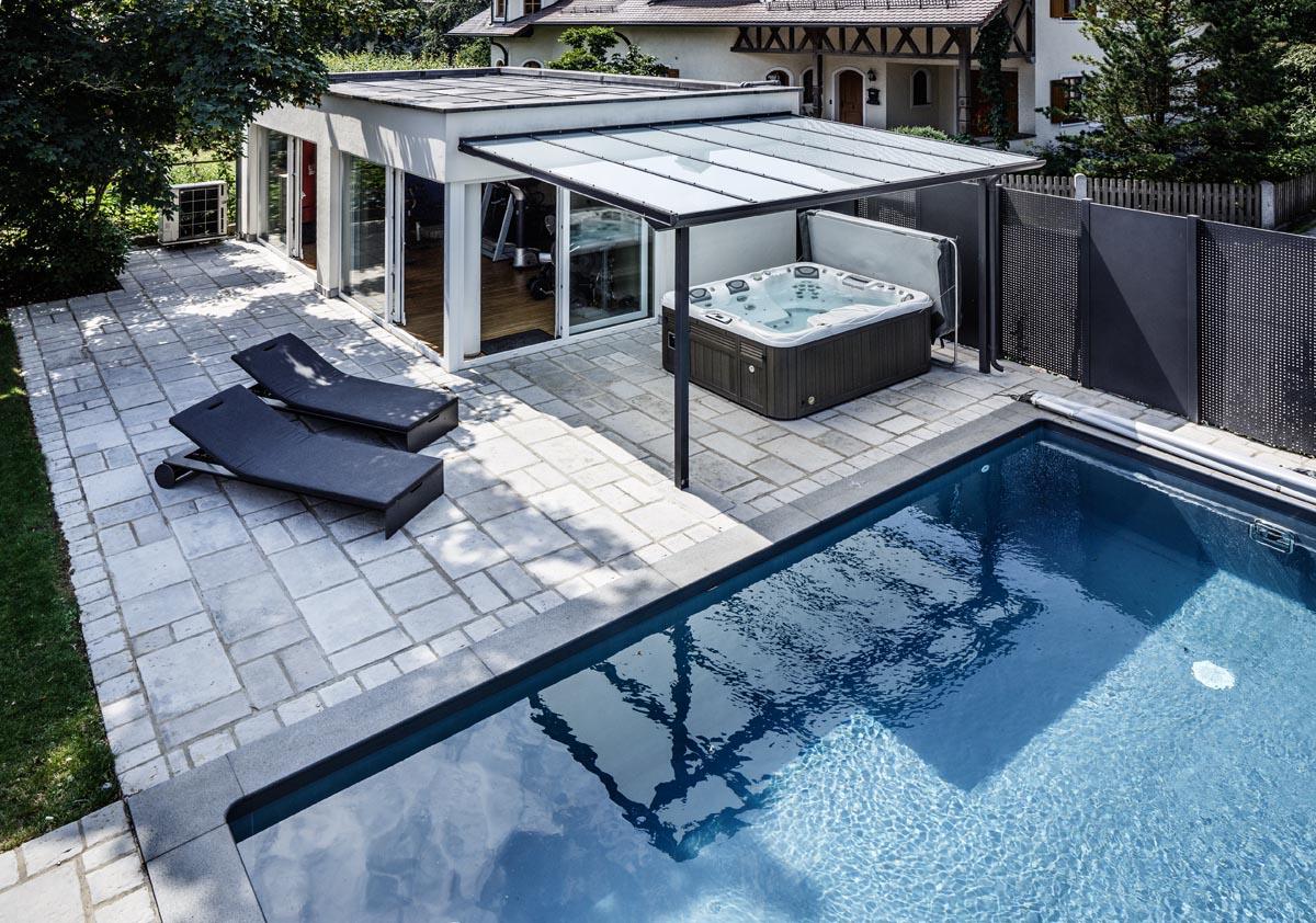 Mediterrane Traumvilla mit Außen-Pool, Fitness-Pavillon und Doppelgarage