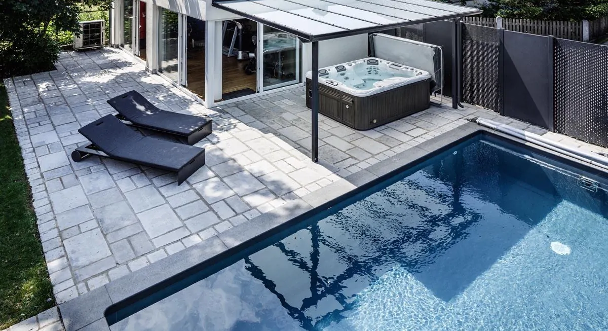 Mediterrane Traumvilla mit Außen-Pool, Fitness-Pavillon und Doppelgarage