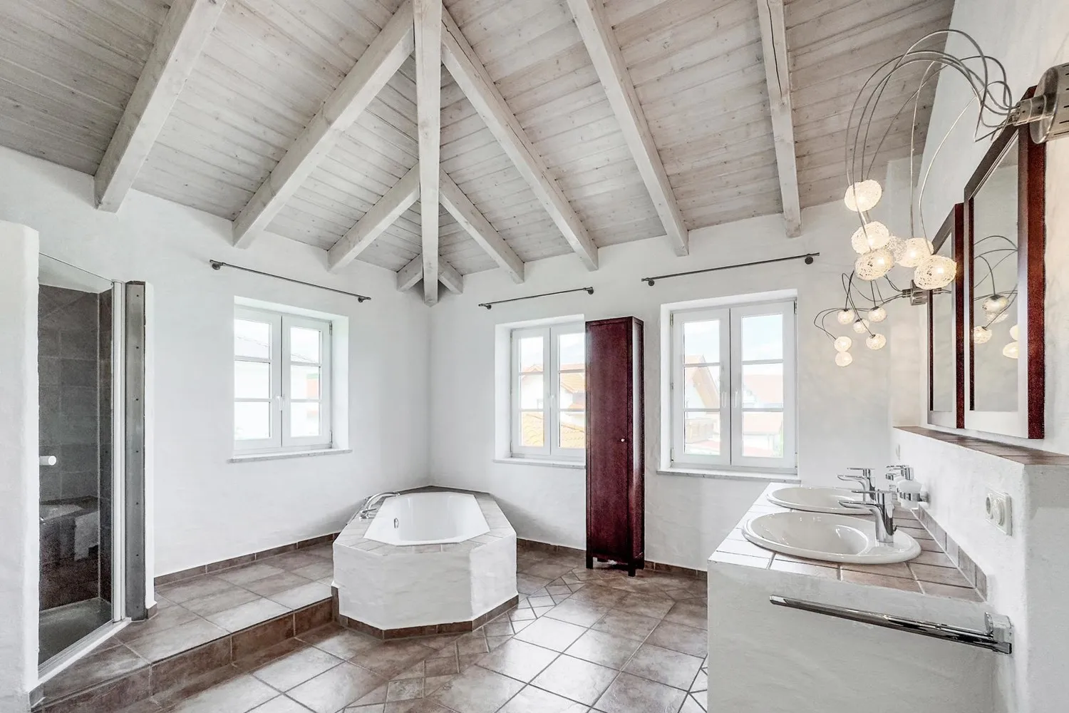 Mediterrane Traumvilla mit Außen-Pool, Fitness-Pavillon und Doppelgarage