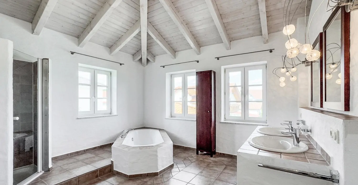 Mediterrane Traumvilla mit Außen-Pool, Fitness-Pavillon und Doppelgarage