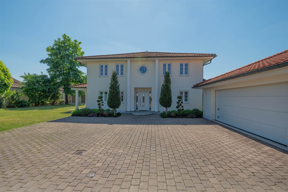 Vorplatz zum Haus mit Garage