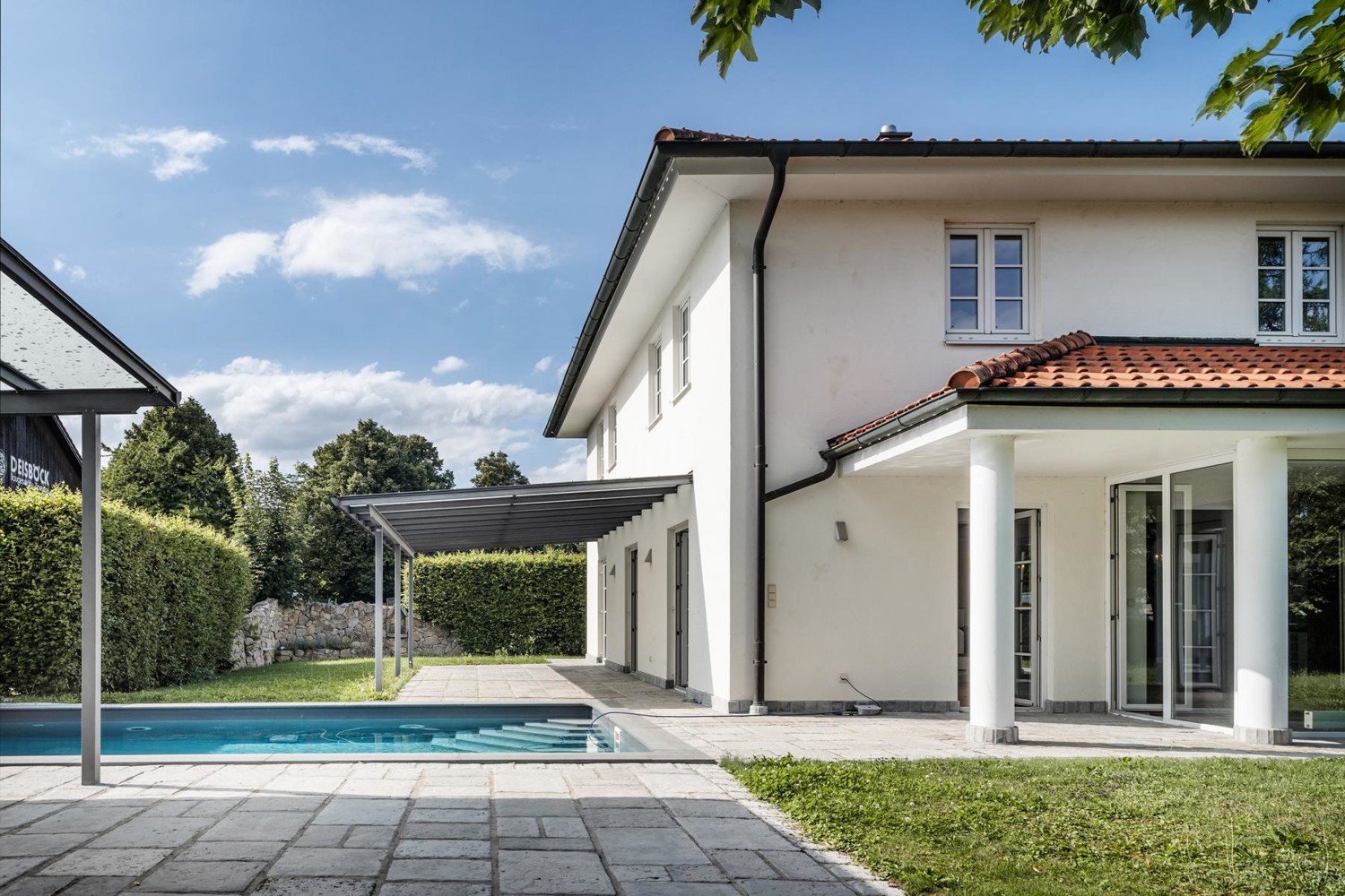 Mediterrane Traumvilla mit Außen-Pool, Fitness-Pavillon und Doppelgarage