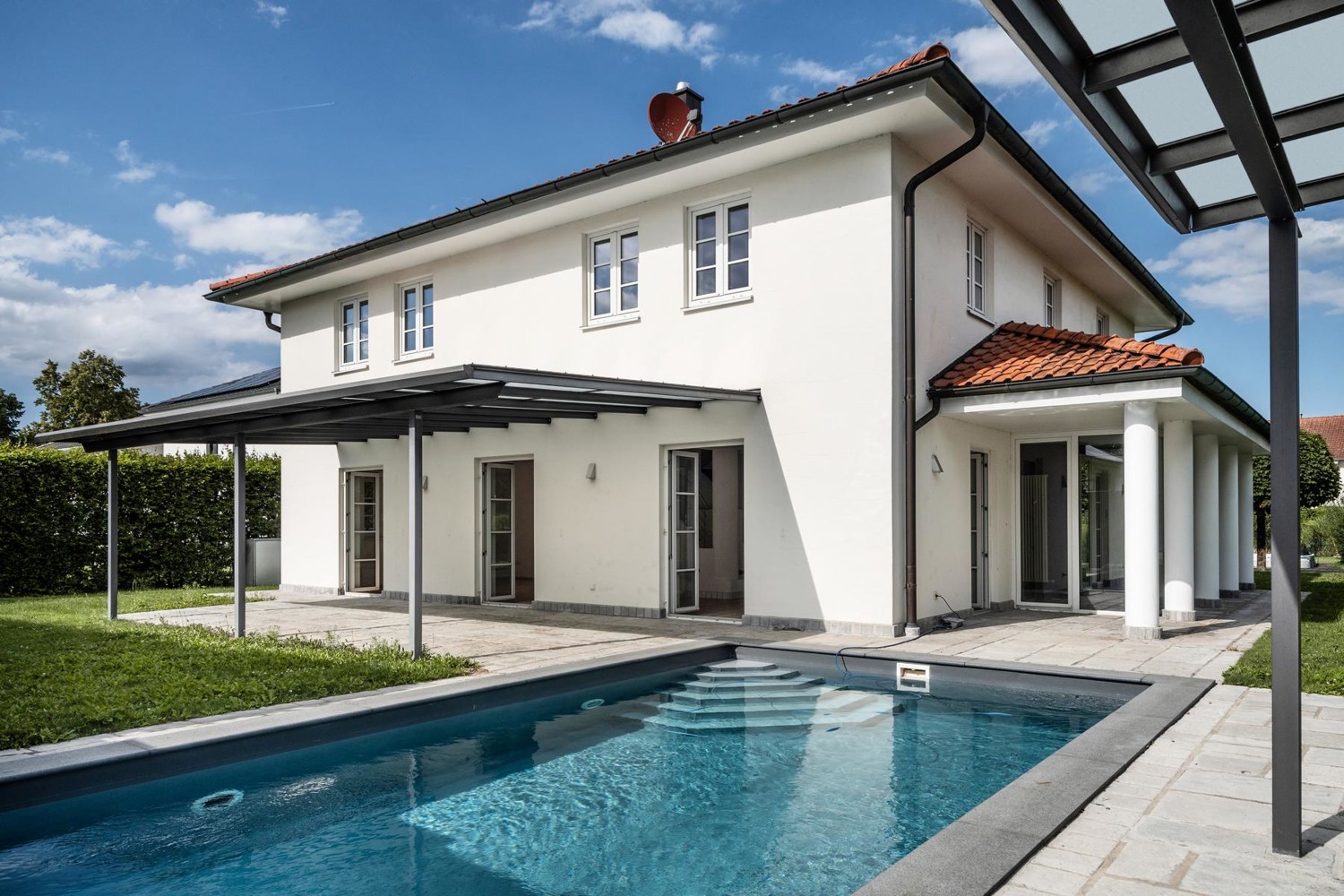 Mediterrane Traumvilla mit Außen-Pool, Fitness-Pavillon und Doppelgarage