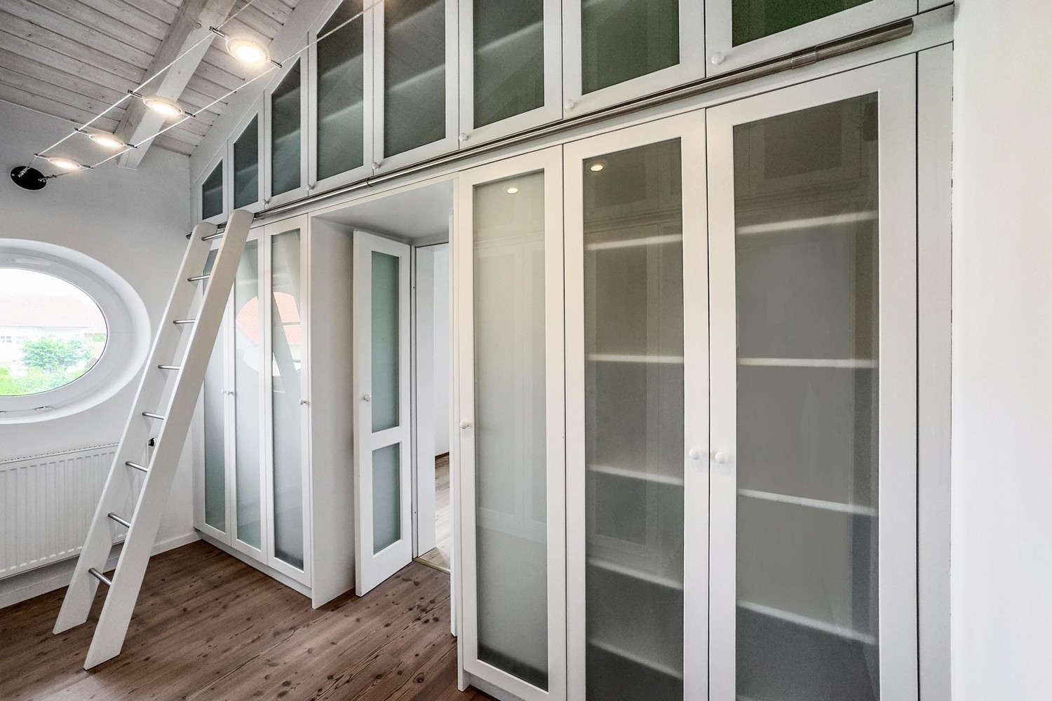 Mediterrane Traumvilla mit Außen-Pool, Fitness-Pavillon und Doppelgarage