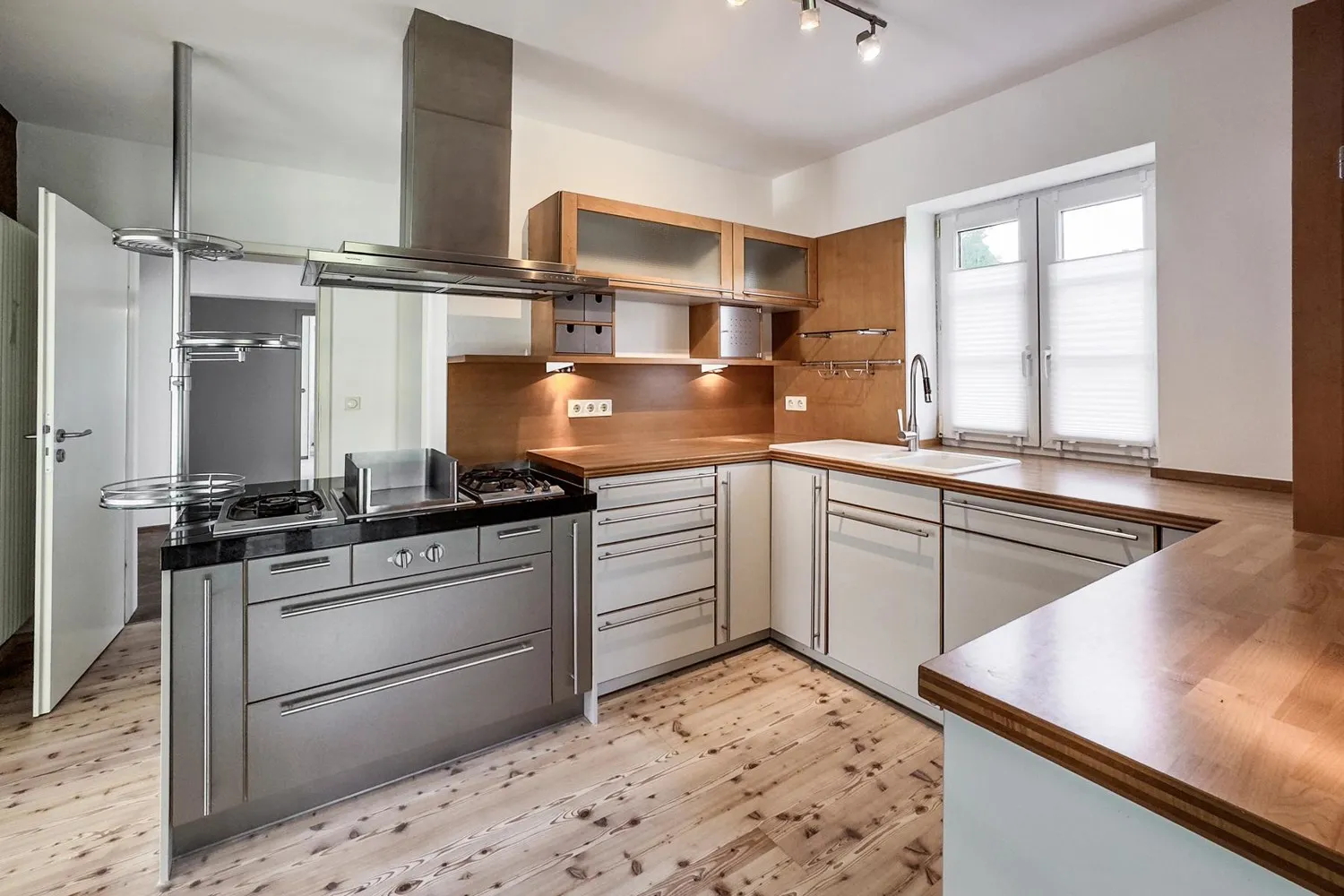 Mediterrane Traumvilla mit Außen-Pool, Fitness-Pavillon und Doppelgarage