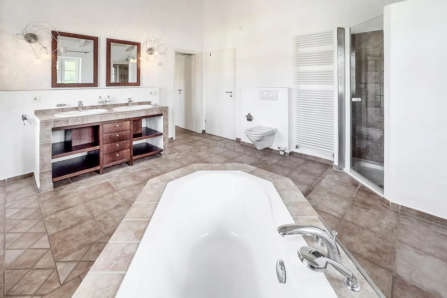 Mediterrane Traumvilla mit Außen-Pool, Fitness-Pavillon und Doppelgarage