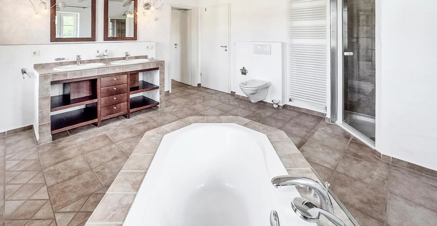 Mediterrane Traumvilla mit Außen-Pool, Fitness-Pavillon und Doppelgarage