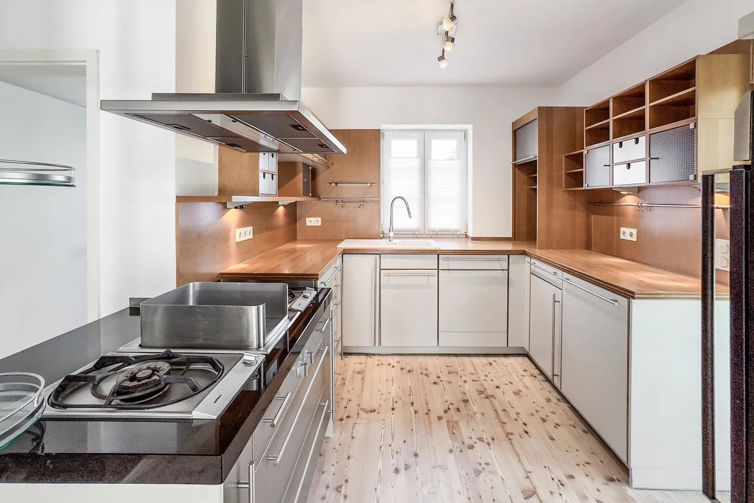 Mediterrane Traumvilla mit Außen-Pool, Fitness-Pavillon und Doppelgarage