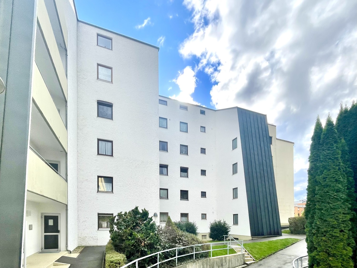 Großzügiges Apartment mit überdachtem Süd-Terrassenbalkon und Stellplatz