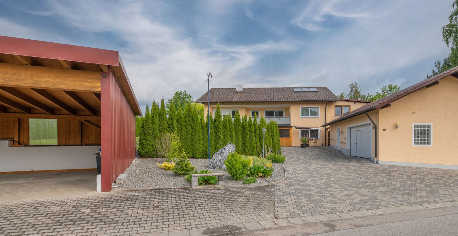 Großzügiges Zweifamilienhaus in ruhiger Ortsrandlage eines kleinen Weilers