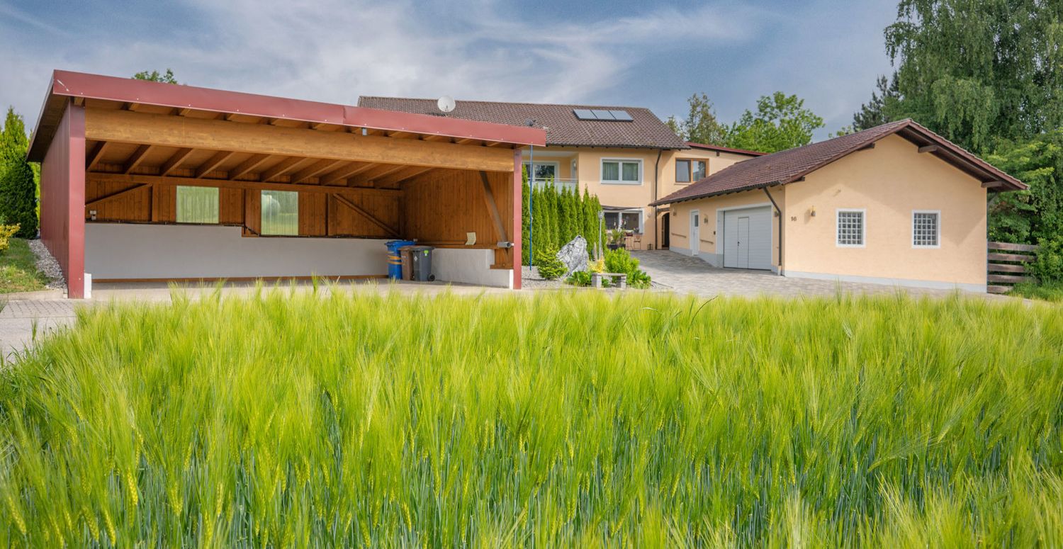 Großzügiges Zweifamilienhaus in ruhiger Ortsrandlage eines kleinen Weilers