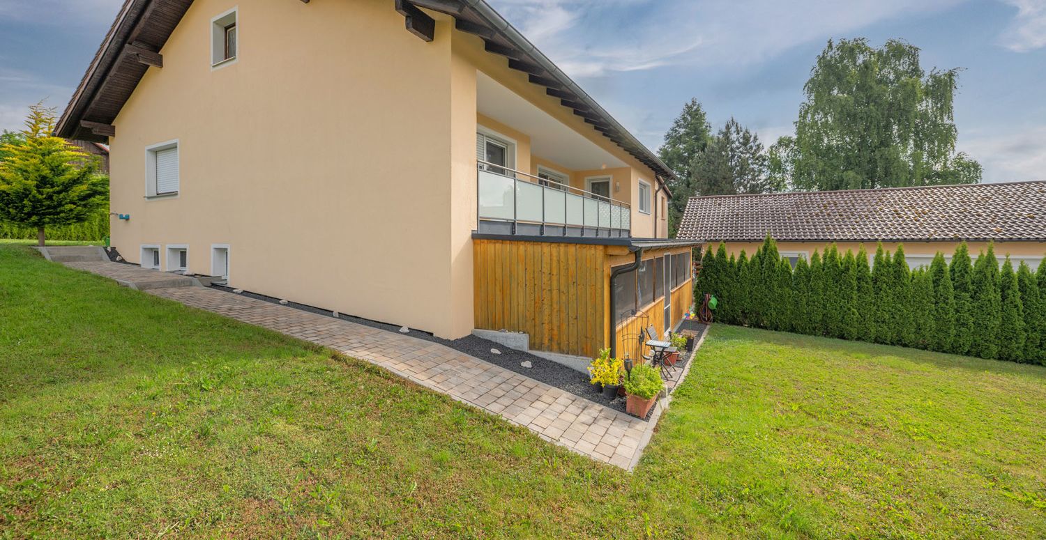 Großzügiges Zweifamilienhaus in ruhiger Ortsrandlage eines kleinen Weilers