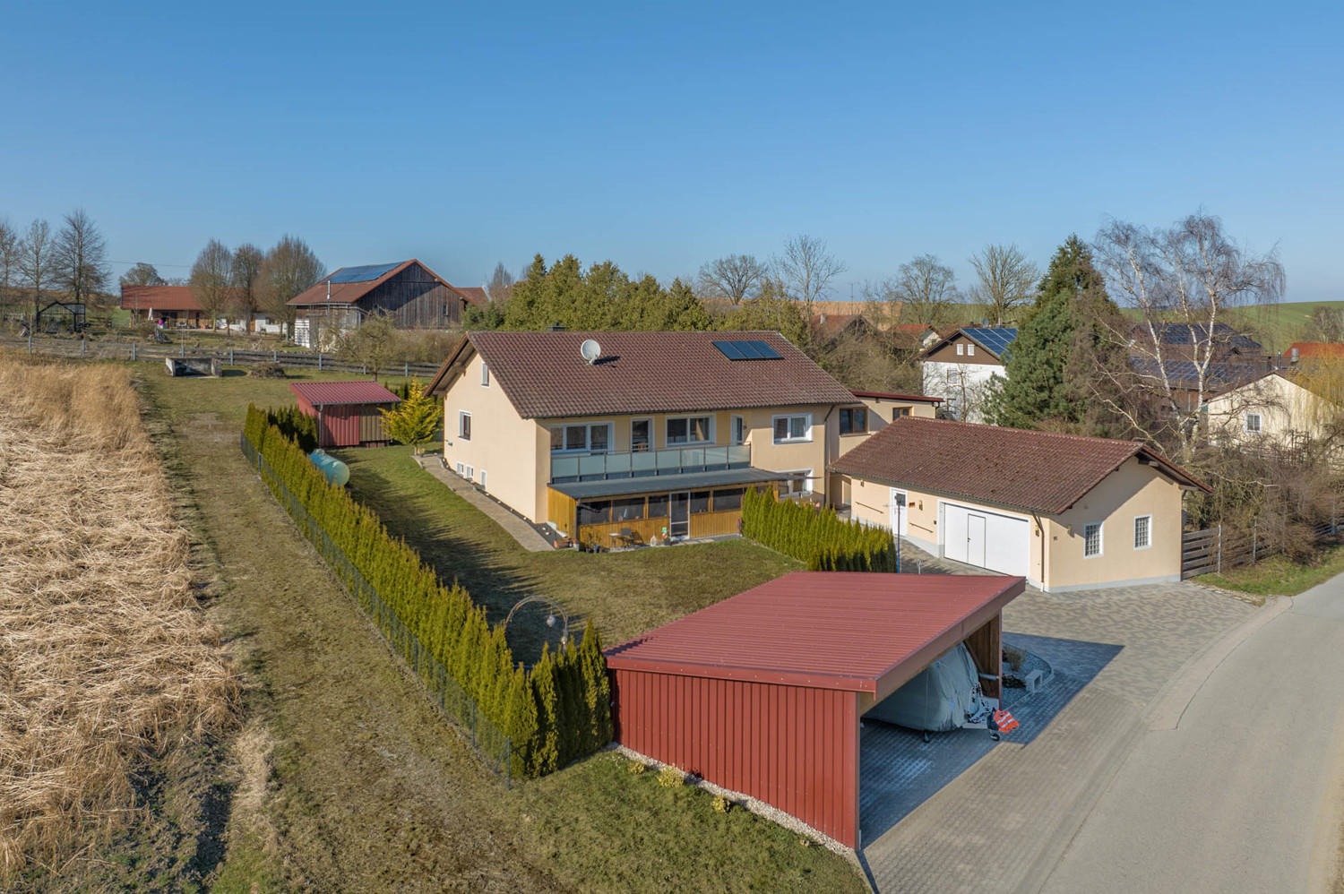 Großzügiges Zweifamilienhaus in ruhiger Ortsrandlage eines kleinen Weilers