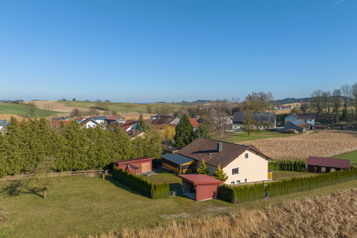 Großzügiges Zweifamilienhaus in ruhiger Ortsrandlage eines kleinen Weilers