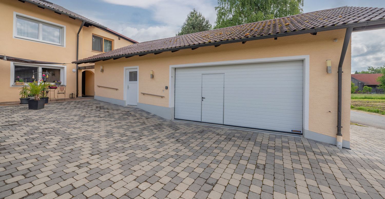 Großzügiges Zweifamilienhaus in ruhiger Ortsrandlage eines kleinen Weilers
