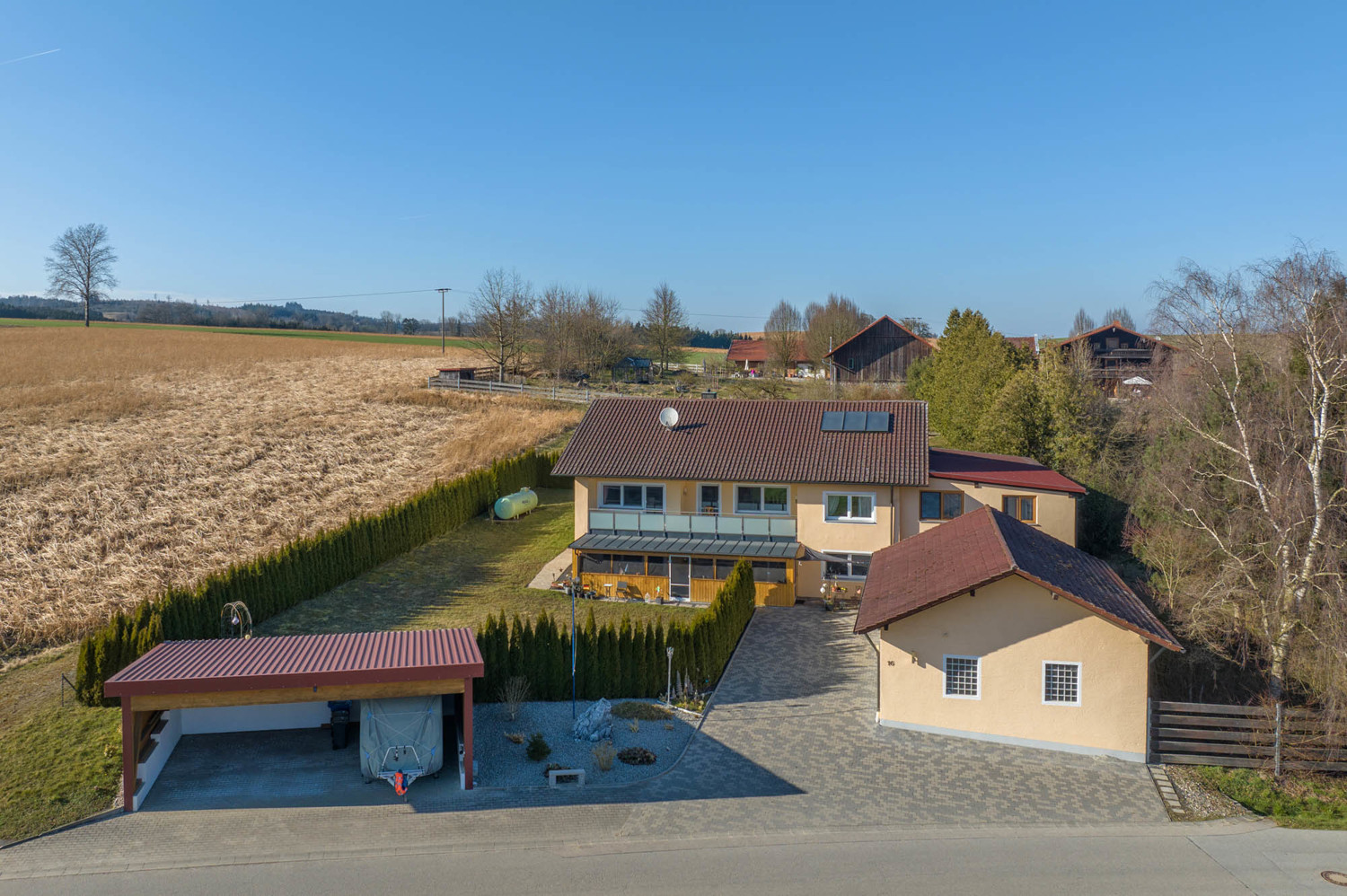 Großzügiges Zweifamilienhaus in ruhiger Ortsrandlage eines kleinen Weilers