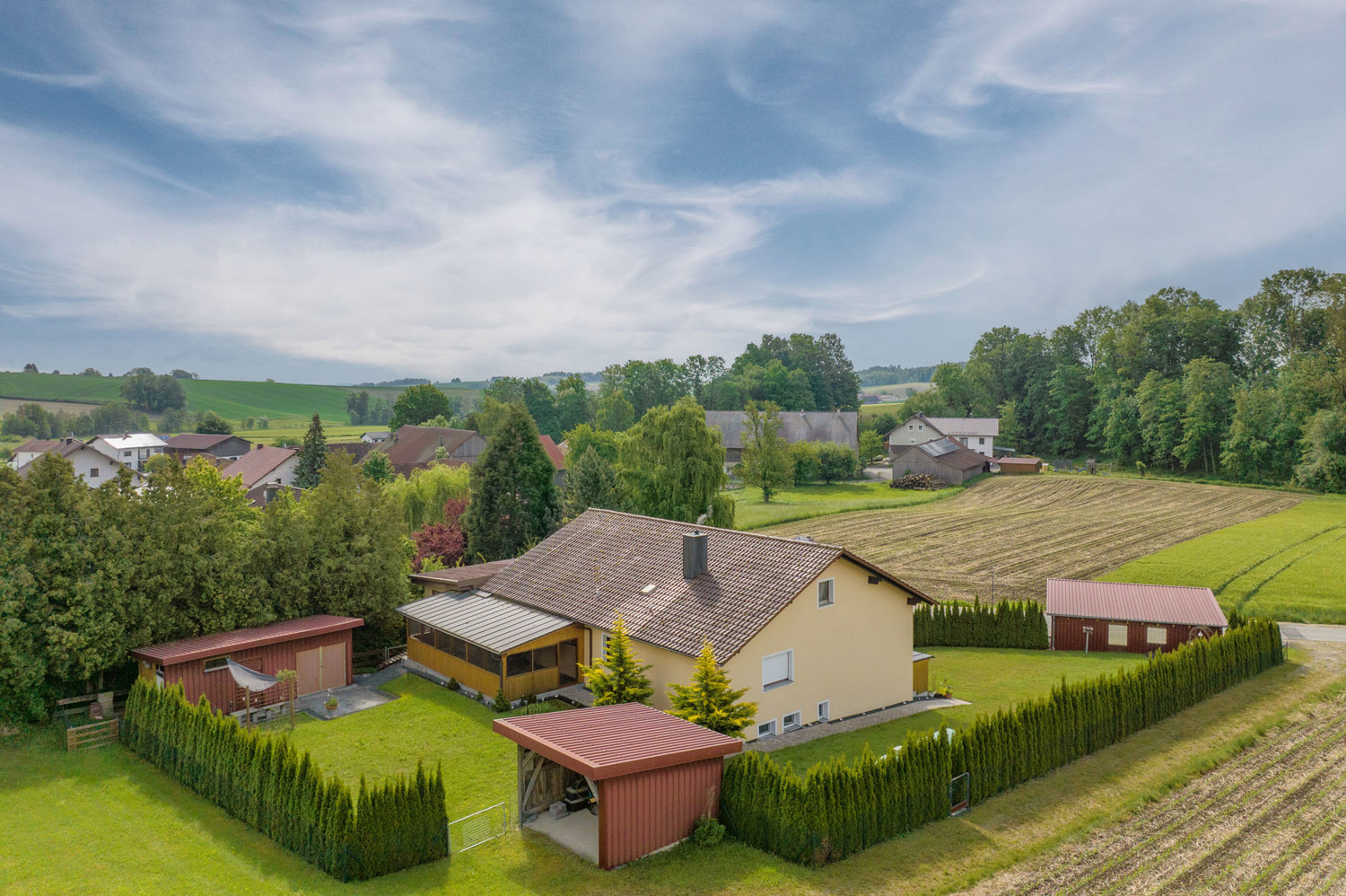 Großzügiges Zweifamilienhaus in ruhiger Ortsrandlage eines kleinen Weilers