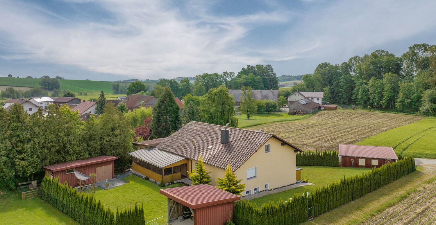 Großzügiges Zweifamilienhaus in ruhiger Ortsrandlage eines kleinen Weilers