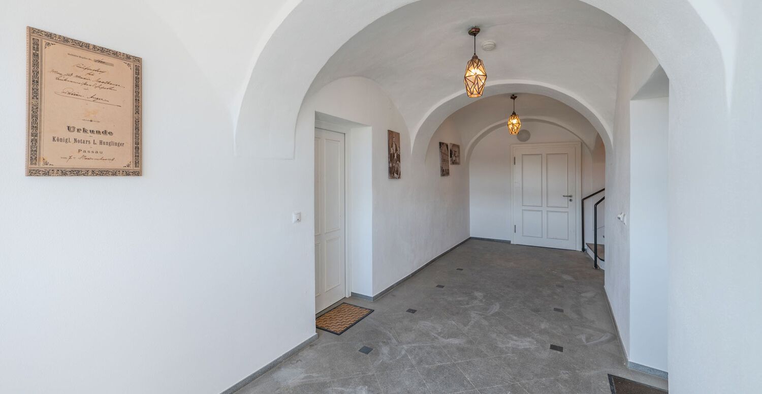 Denkmalgeschützter Altbau: 5-Zimmer-Wohnung mit spektakulärem Felsengarten