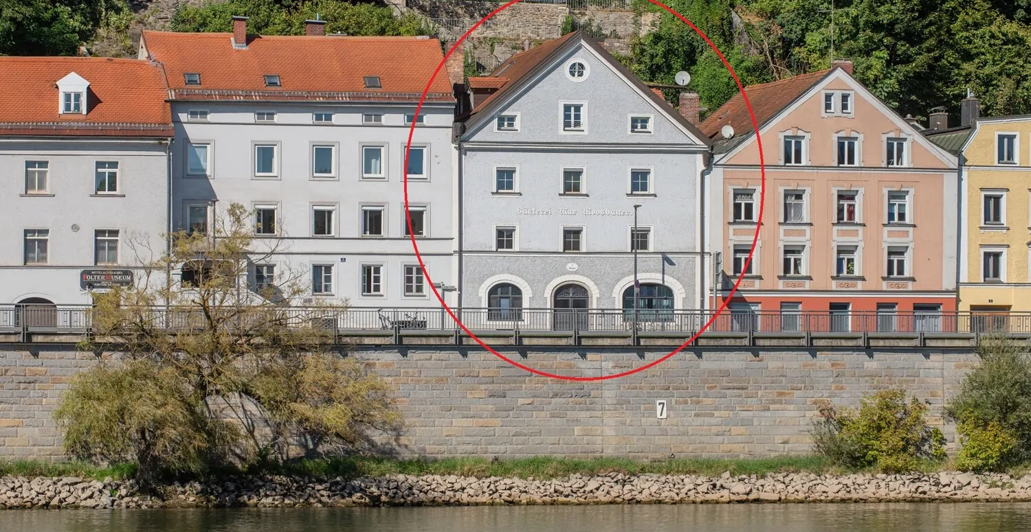 Denkmalgeschützter Altbau: 5-Zimmer-Wohnung mit spektakulärem Felsengarten