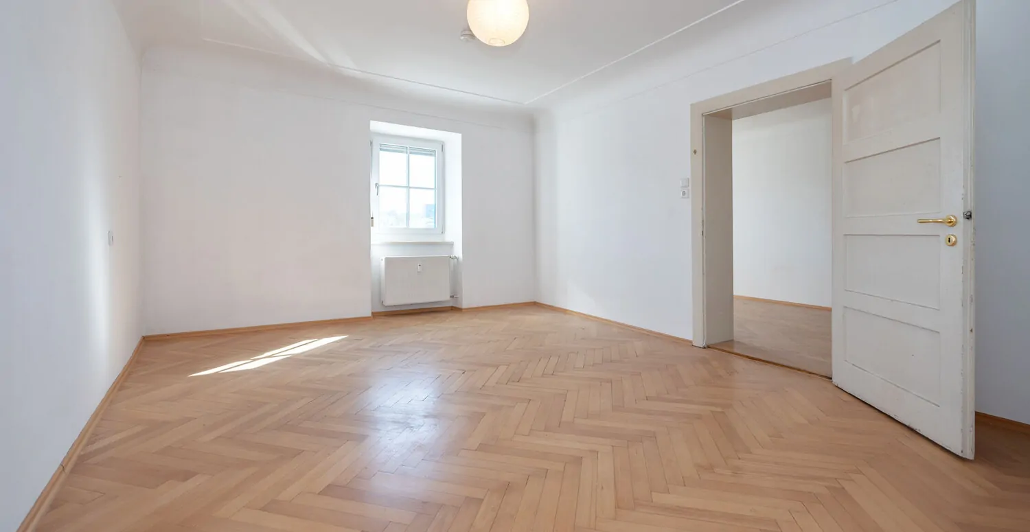 Denkmalgeschützter Altbau: 5-Zimmer-Wohnung mit spektakulärem Felsengarten