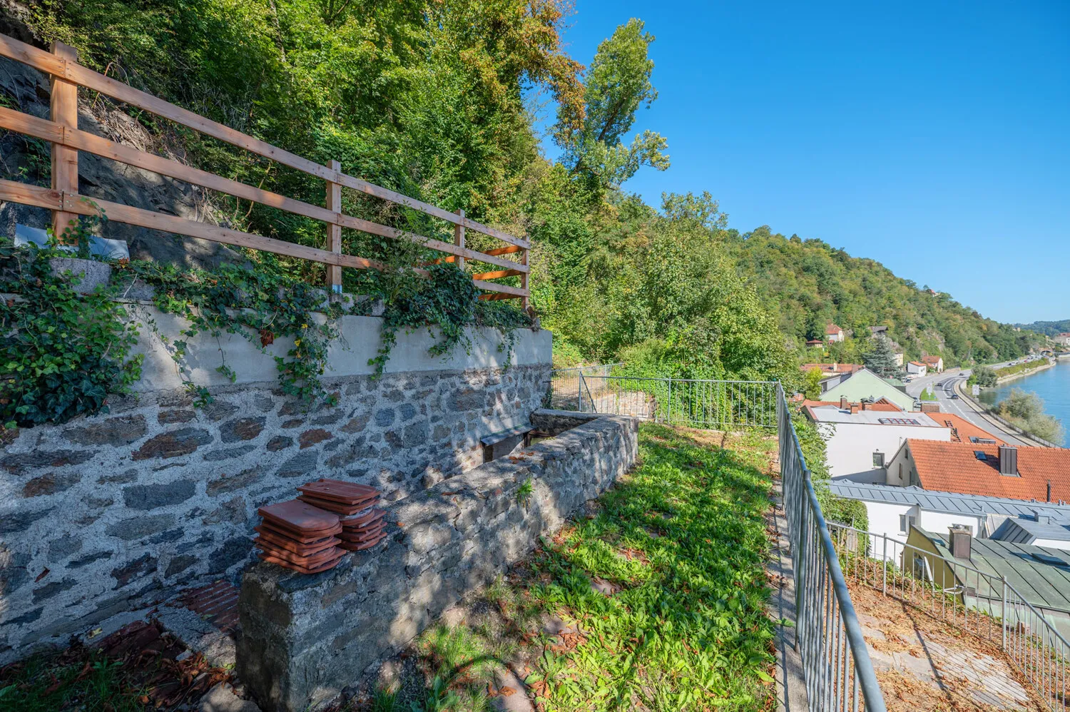 Citynahe Lage: 5-Zimmer-Wohnung mit spektakulärem Felsengarten