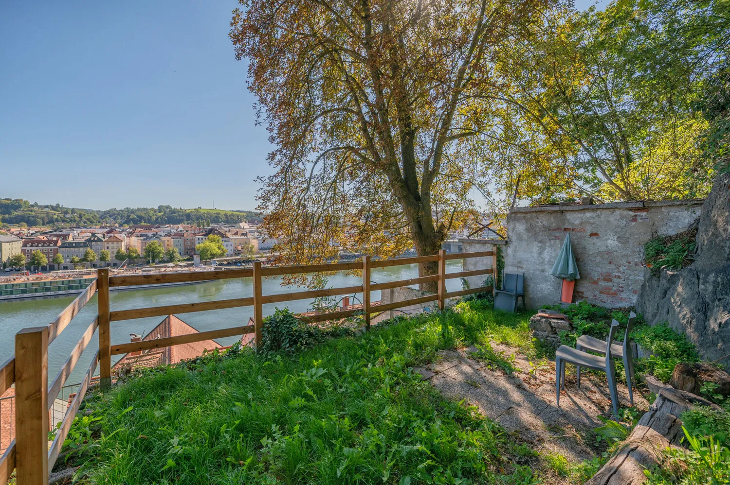 Citynahe Lage: 5-Zimmer-Wohnung mit spektakulärem Felsengarten